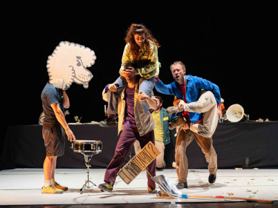 FRASQUES, spectacle de cirque doux-dingue par le Galactik Ensemble au Théâtre Silvia Monfort