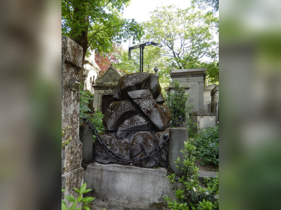 Connaissez-vous l’histoire de cette mystérieuse tombe cryptée au Père Lachaise ?