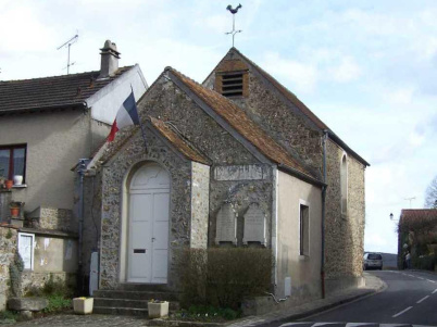 Au cœur des Yvelines, une étonnante mairie-église 