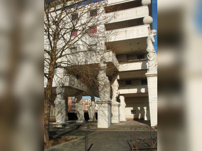 En région parisienne, cet immeuble suspendu sur des sculptures est un trésor du patrimoine contemporain