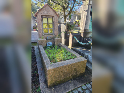 À Paris, cette tombe insolite prend la forme d’une maisonnette avec ses occupants à la fenêtre