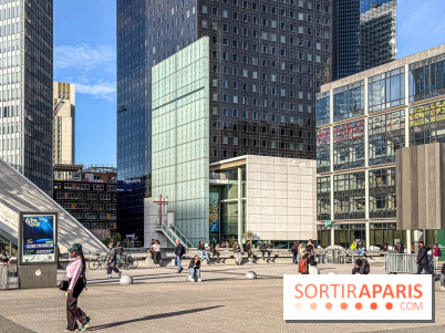 Cette église moderne, au milieu des gratte-ciel, surprend par son architecture