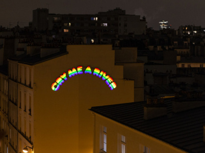 Nuit Blanche 2026 : une enseigne lumineuse d'Ugo Rondinone sur le Pignon de l'immeuble, au 13 rue Morand
