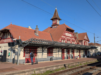 Cette gare à colombages et tour-horloge est l’une des plus étonnantes d’Île-de-France