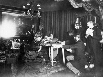 Quand Pierre et Marie Curie ont enquêté sur une médium : l'étrange histoire d'Eusapia Palladino à Paris