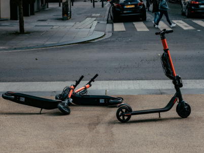 Trottinettes électriques : le gilet de haute visibilité est-il obligatoire la journée ou seulement le soir ?