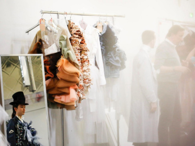 Paris Fashion Week : revisionnez le défilé détonnant de Viktor & Rolf Haute Couture 2023-2024