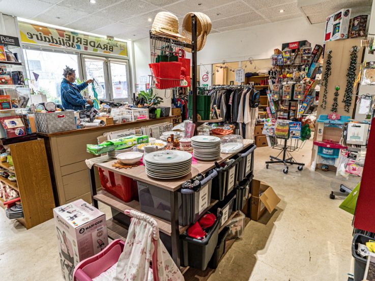 La Braderie solidaire ADM, les boutiques à Guyancourt - les photos