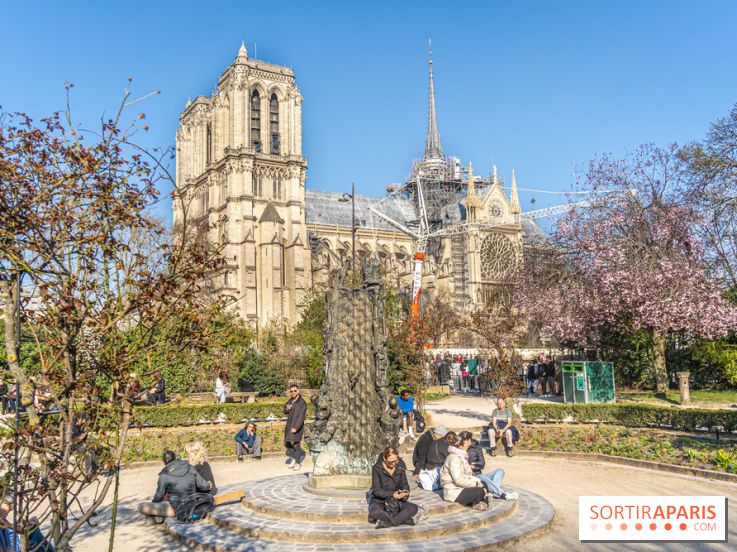 Le Square Viviani devant Notre-Dame de Paris