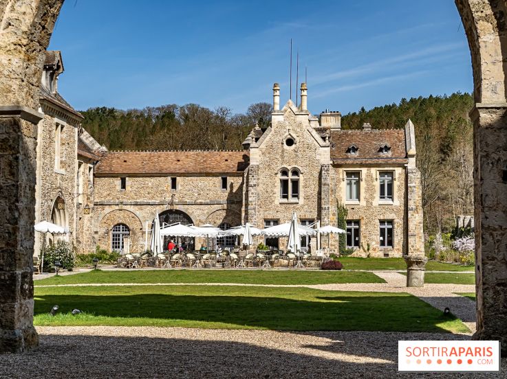 Les Chasses, le restaurant insolite avec une superbe terrasse à l'Abbaye des vaux de Cernay dans les Yvelines