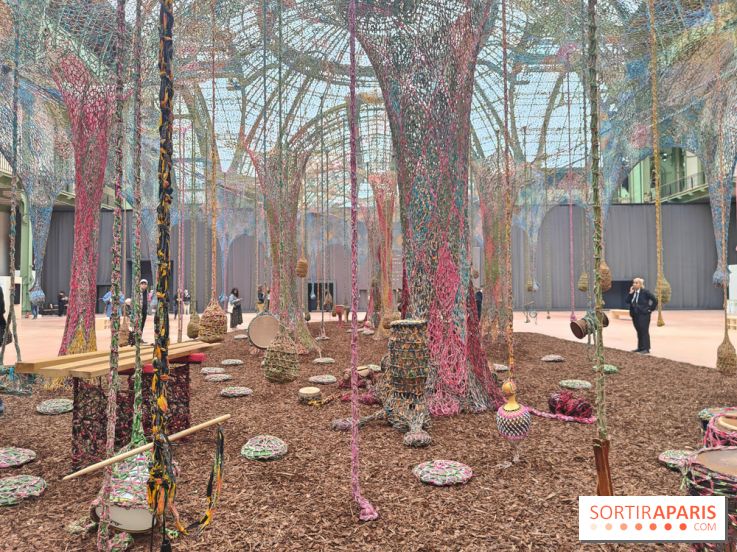 Ernesto Neto tisse une nouvelle installation monumentale gratuite au Grand Palais, nos photos