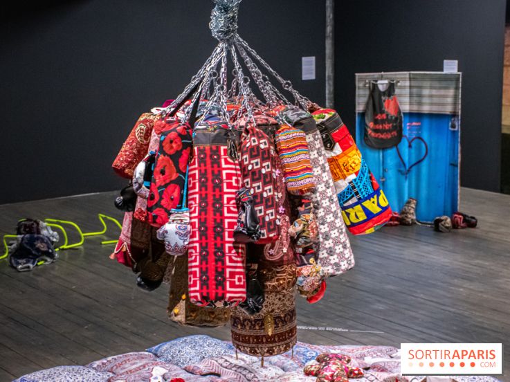 Exposition de vêtements-images de Chalisée Naamani au Palais de Tokyo