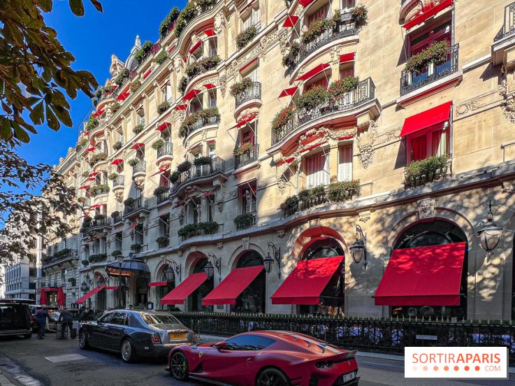 Plaza Athénée : une installation design XXL gratuite signée Uchronia exposée dans la cour du palace - IMG 1211 jpg 2