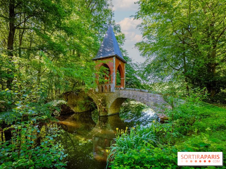 La réserve Naturelle des Etangs de Bonnelles, son pont kiosque, temple de l'amour et ses trésors