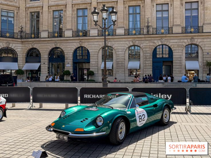 Le Rallye des Princesses expose ses voitures de collection sur la Place Vendôme - Facetune 24 05 2026 20 05 20