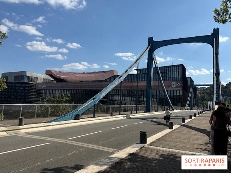Pont suspendu bleu sur l'île Seguin près d'un complexe cinématographique