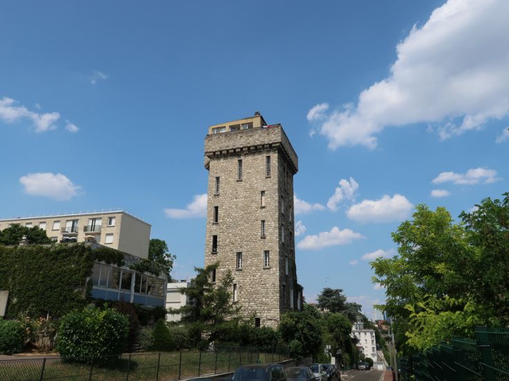 Ce Donjon qui domaine les Hauts-de-Seine devait être la petite sœur du Sacré Cœur