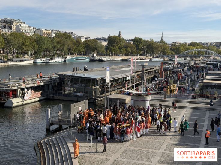 Un défilé flottant sur la Seine pour célébrer l’ouverture du 1er mandir traditionnel d’Ile-de-France