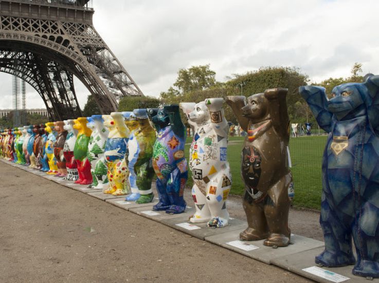 140 oursons au Champ de Mars à Paris