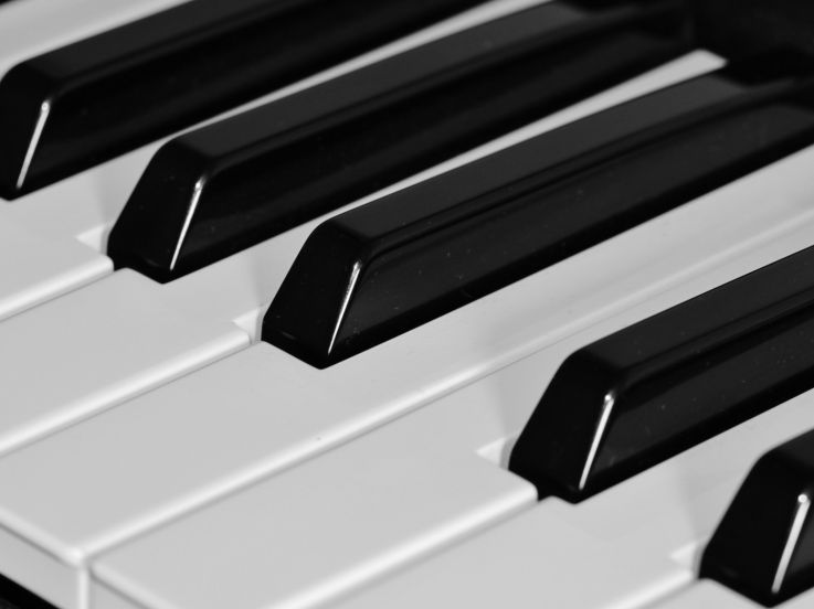 Qui est Sofiane Pamart, premier pianiste français à se produire au Stade de France en 2027 ?