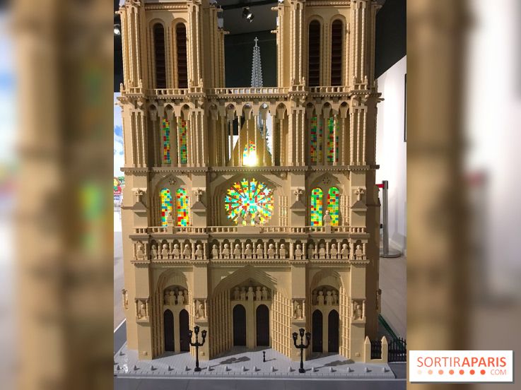 Exposition LEGO à l'Hôtel de Ville - façade de Notre Dame de Paris