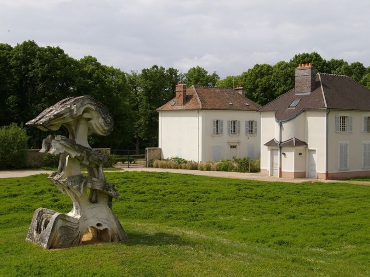 Cet ancien pavillon de chasse en région parisienne cache un jardin de sculptures monumentales 