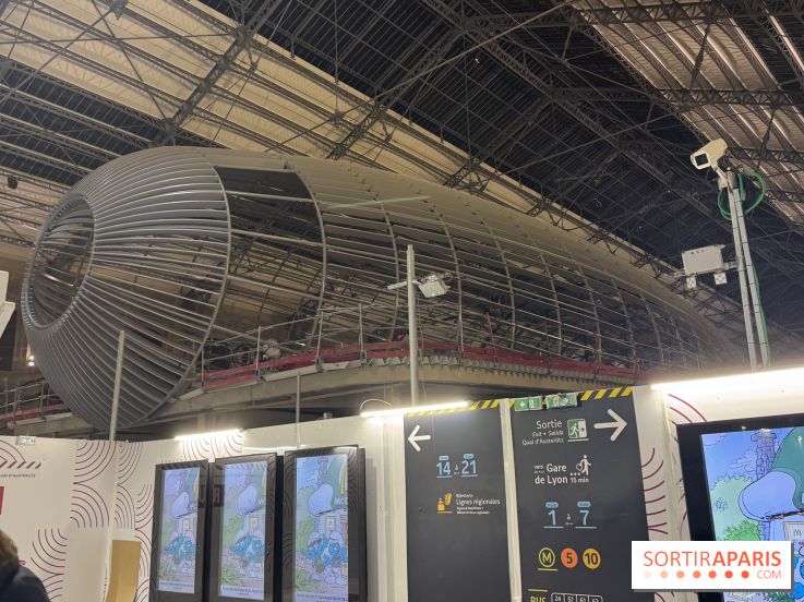 Mais que fait ce ballon dirigeable au cœur de la Gare d'Austerlitz à Paris ? 