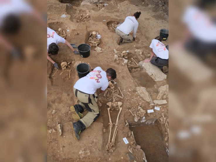 Visite d'un chantier de fouilles au cœur d'une nécropole pour les Journées de l'Archéologie