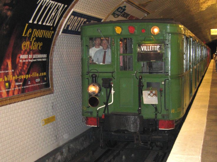 L'une des premières voitures motrice du métro parisien, bientôt remise en circulation et accessible aux visiteurs