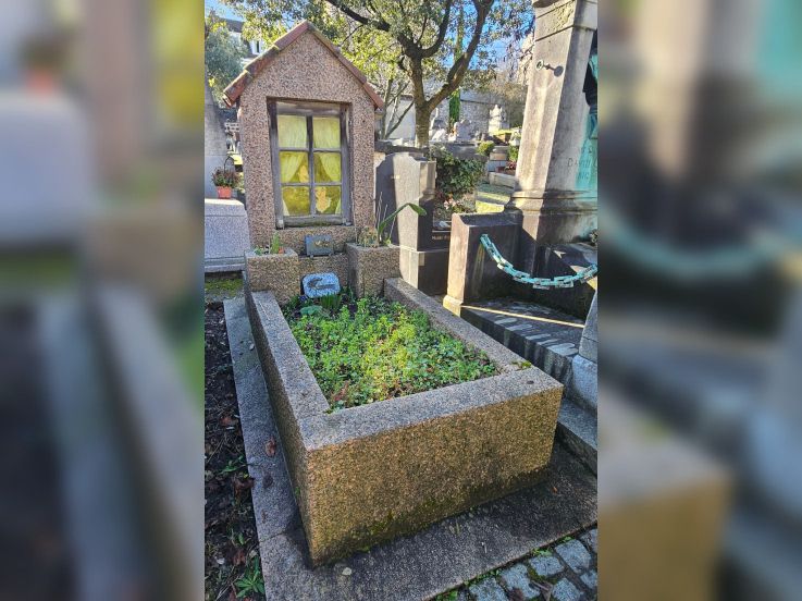 À Paris, cette tombe insolite prend la forme d’une maisonnette avec ses occupants à la fenêtre