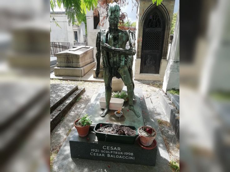 Au cimetière de Montparnasse, un centaure veille sur la tombe de César