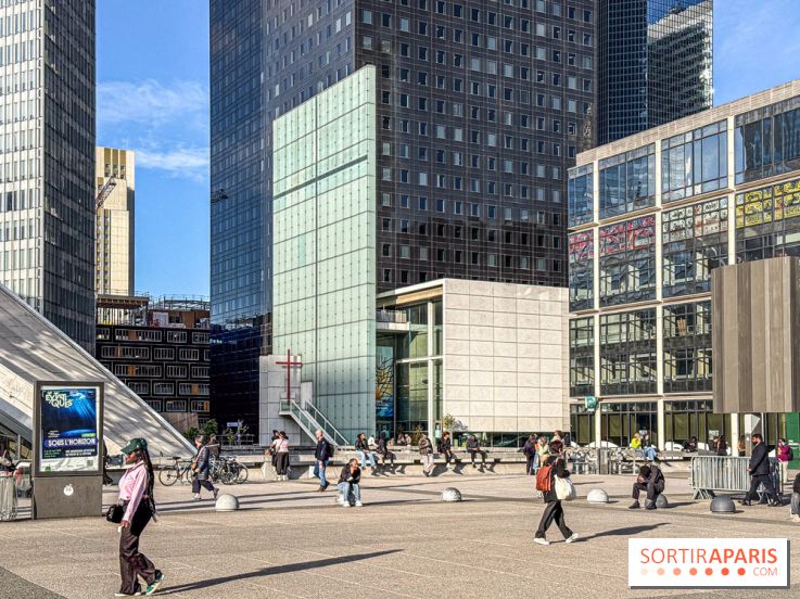 Cette église moderne, au milieu des gratte-ciel, surprend par son architecture