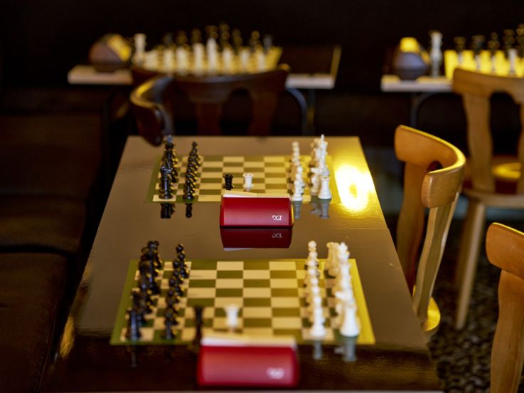 ce speakeasy dans un restaurant vous propose de jouer aux échecs