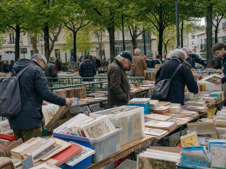 À Saint-Mandé, ce marché aux vieux papiers réunit les chineurs chaque mercredi