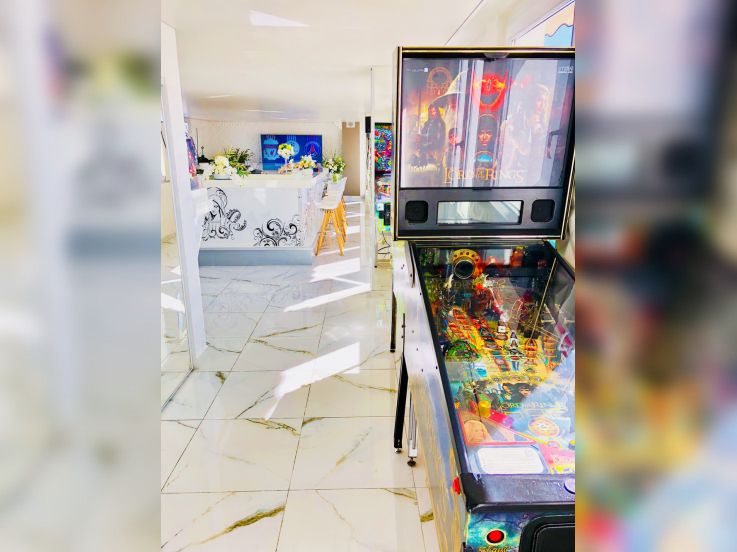 Découvrez en EXCLU le nouveau Penthouse Sortiraparis dédié à la Ligue des Champions sur la plus belle avenue du monde !