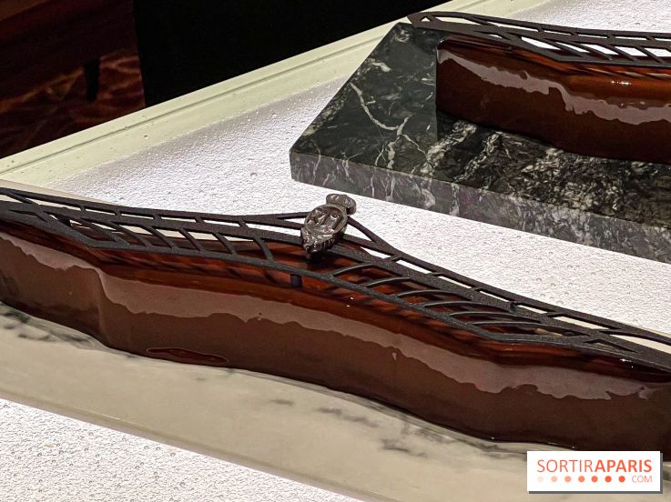 La Bûche de Noël Full Vanille du Royal Monceau Raffles Paris x Messika 2023 par Quentin Lechat