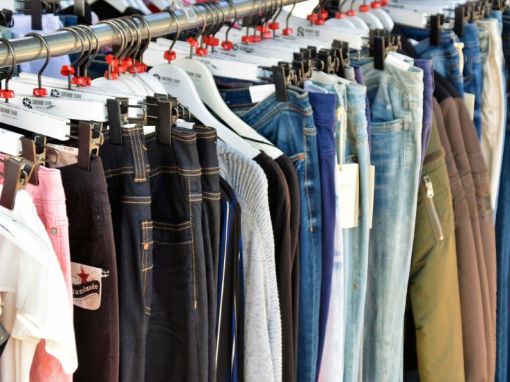Bon plan shopping : une braderie vintage où les vêtements et accessoires sont à 5 € à Paris !