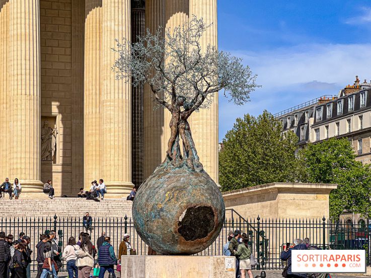 Exposition en plein air des œuvres monumentales d'Andrea Roggi, quartier Faubourg Saint-Honoré