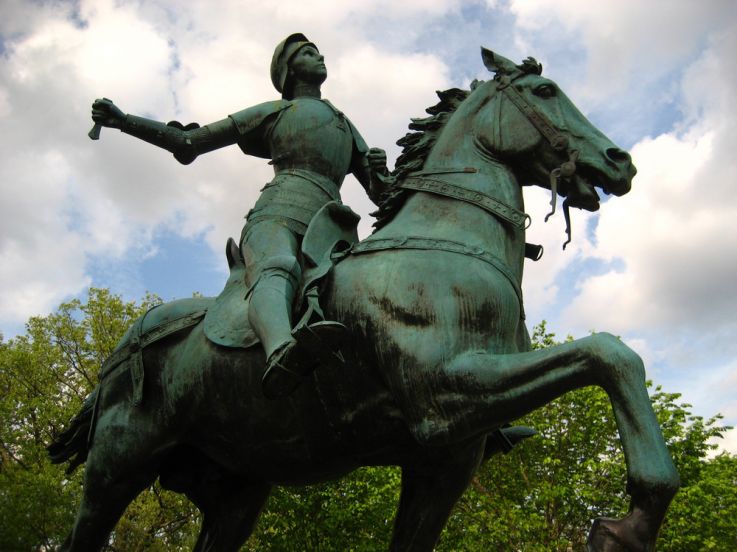 Un homme arrache l'épée de Jeanne d'Arc