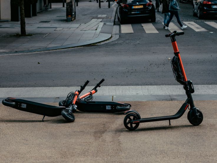 Trottinettes électriques : le gilet de haute visibilité est-il obligatoire la journée ou seulement le soir ?