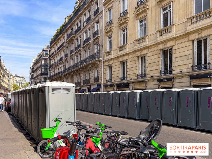 Visite du Pape à Pape : des WC publics installés dans les petites rues autour des Champs-Élysées