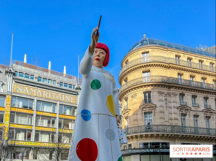 La gigantesque Yayoi Kusama devant le siège de Louis Vuitton, en face de la Samaritaine