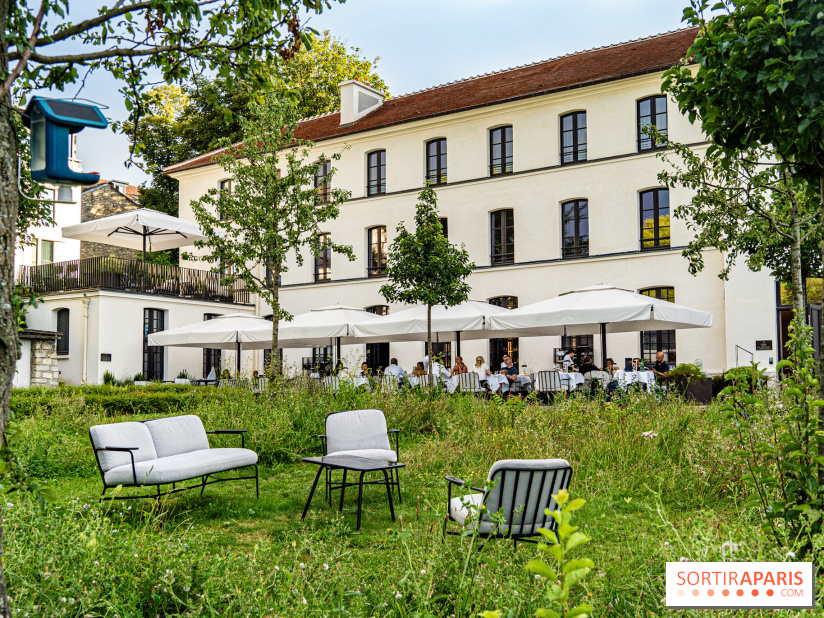La terrasse dans un jardin avec vue Tour Eiffel du Marguerite 1606 au Domaine de la Reine Margot -  A7C1337