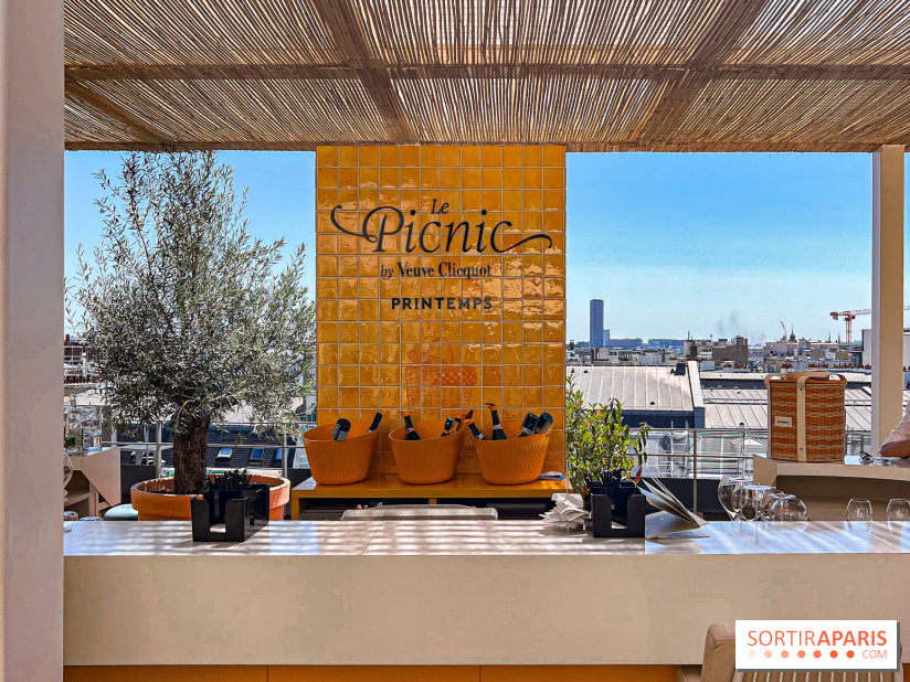 La terrasse estivale du Printemps Haussmann 2025 avec vue sur Paris et la Tour Eiffel