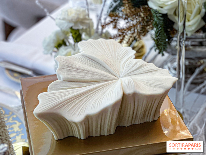 Bûche de Noël Fleur de Vanille du Shangri-La Paris 2025 par Timothy Lan, une création haute couture