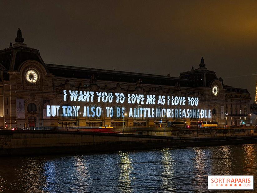 ÉCLAIRÉ par Jenny Holzer, projection lumineuse sur la façade du musée d'Orsay