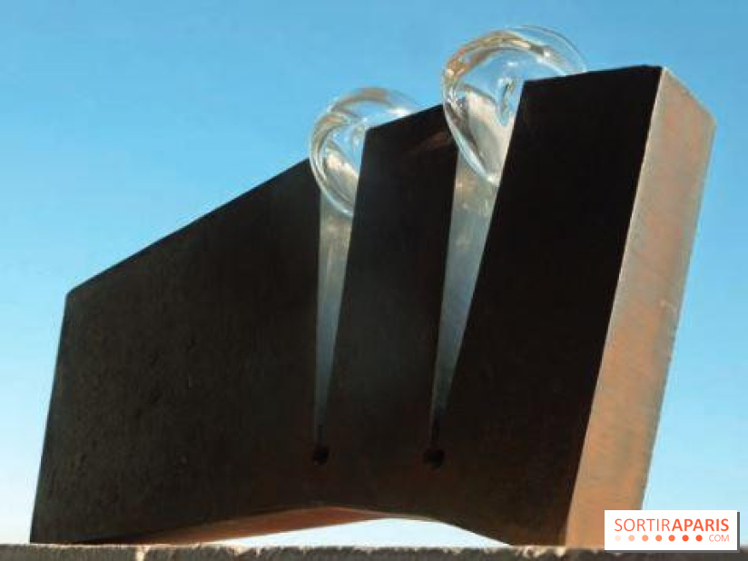 Rémi FAVIER , Bulles, 2013, acier et verre, 15 x 40 x 6 cm