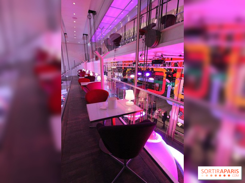 Le Café Renault sur les Champs