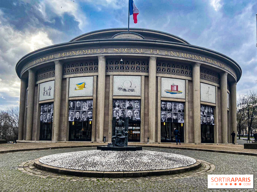 JR installe des portraits sur le Palais d'Iéna