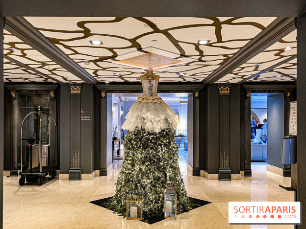 Sofitel Paris Le Faubourg décor de Noël 2023 - Robes sapin couture - image00003